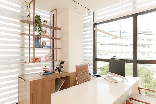 Mesa de trabalho do consultório com microscópio
