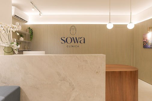 Recepção da clínica em Blumenau, com bancada de mármore
